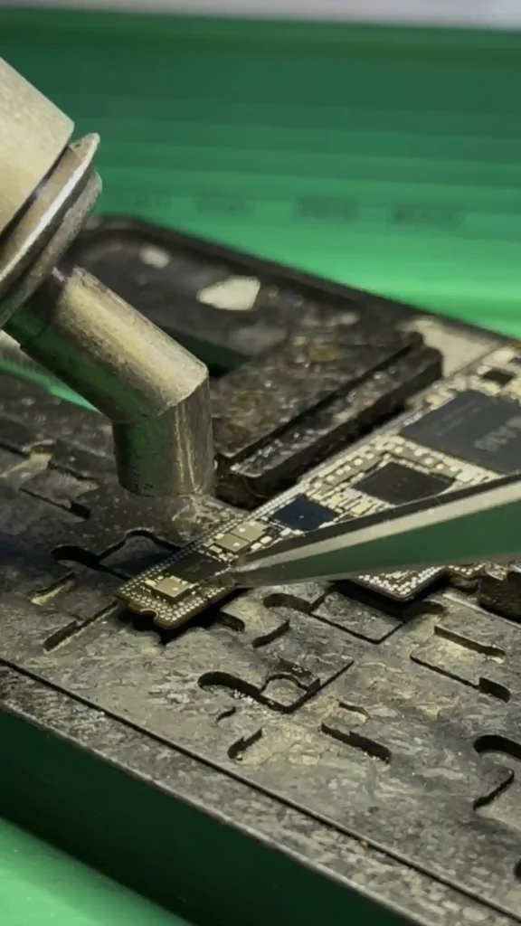 iPhone 14 Pro Max Şarj Entegresi Değişimi
